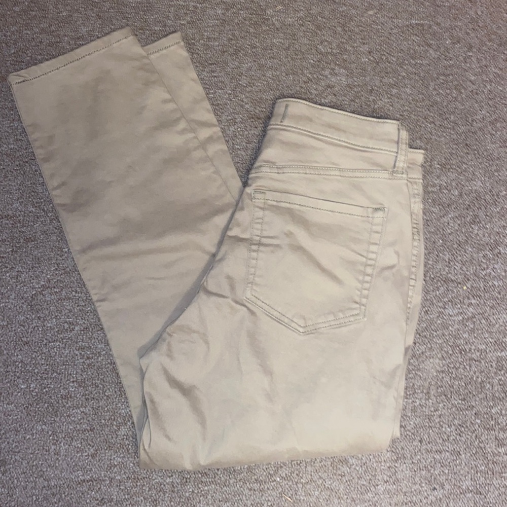 Hollister Ultra High Rise Mom Pant size 7 Short